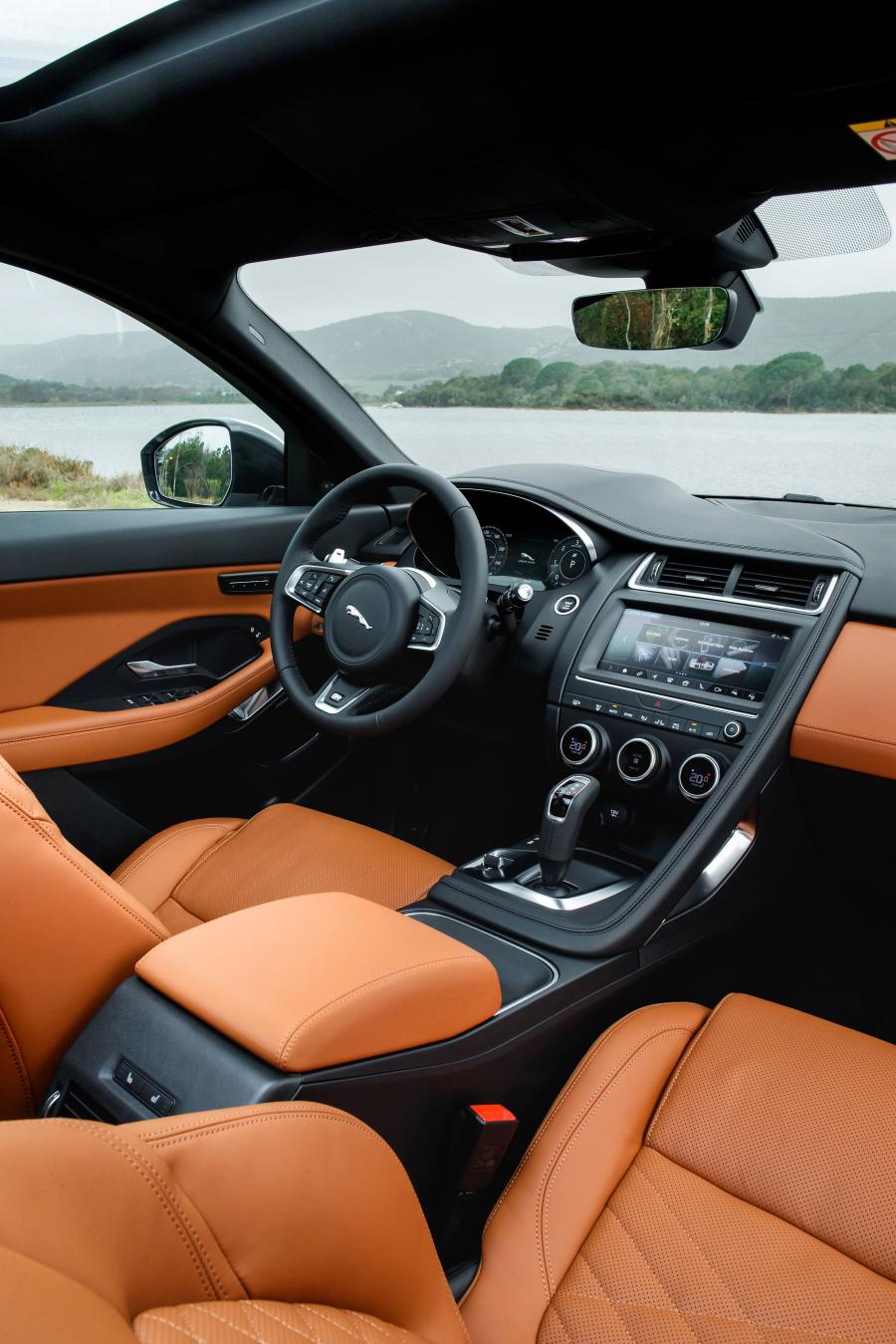 Интерьер Jaguar E-Pace D240 AWD 2017 года  (WW) (фото 38 из 40)